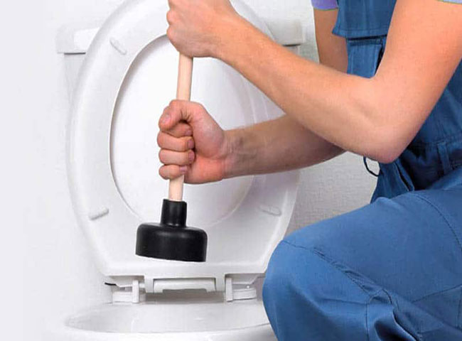 Bồn cầu có mùi hôi ảnh hưởng ra sao