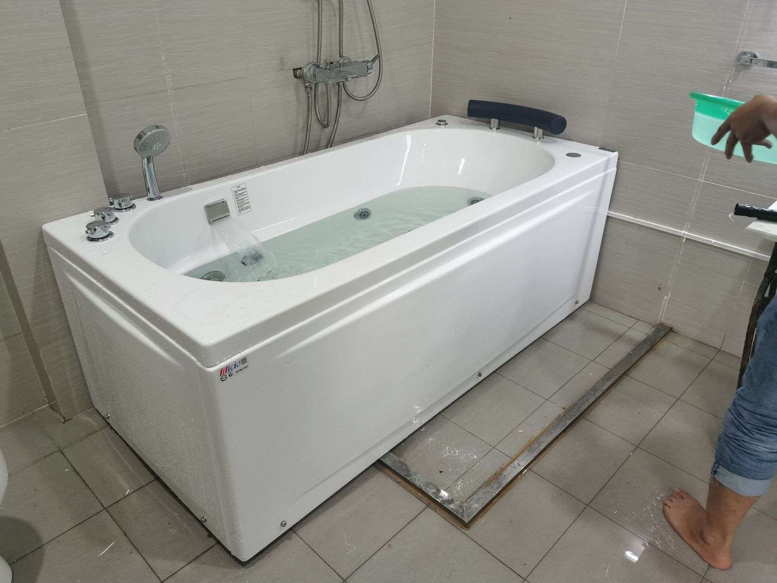 Th&aacute;o bồn tắm nhanh ch&oacute;ng