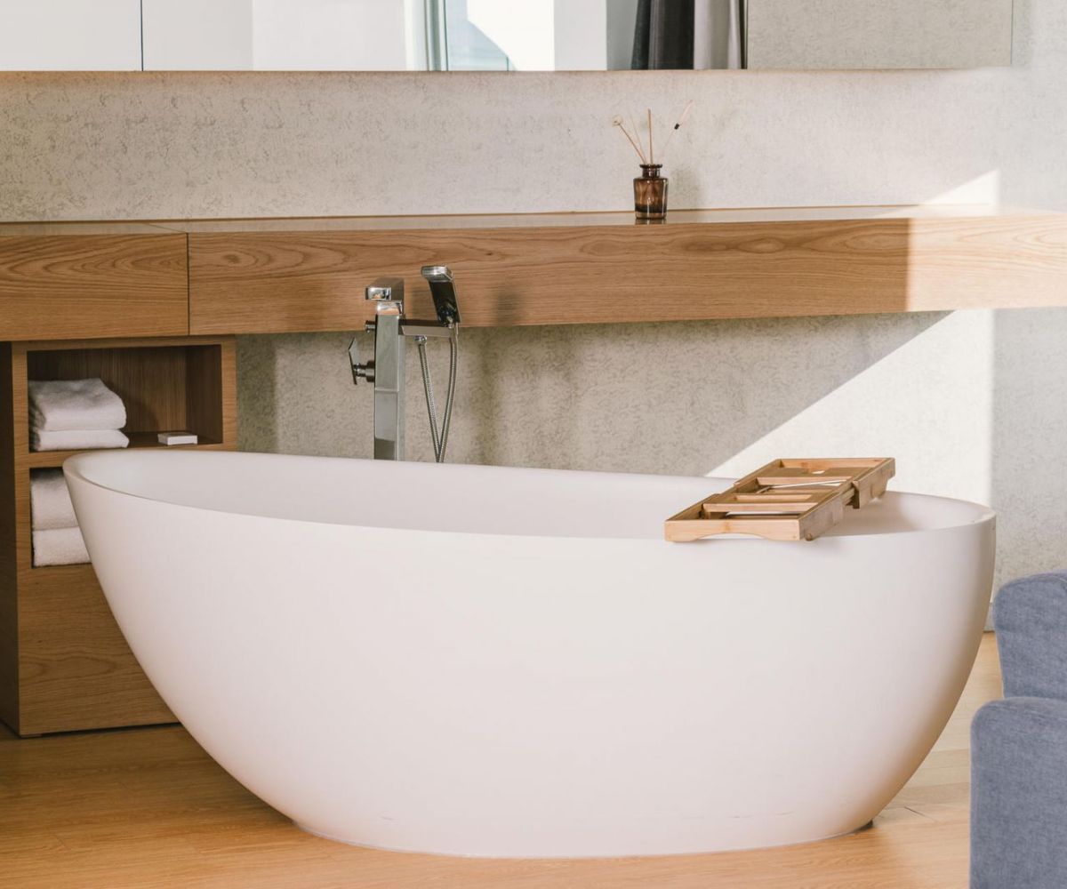 Tiến h&agrave;nh lắp đặt bồn tắm