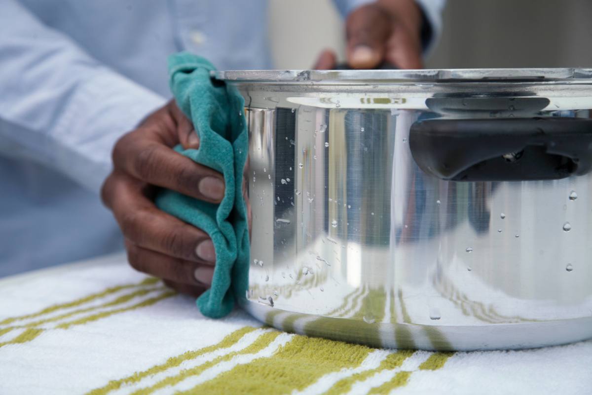 Hướng dẫn l&agrave;m sạch xoong nồi bị ch&aacute;y